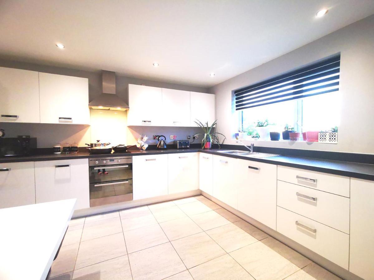 The Lawnswood - Central Manchester Holiday Home With Free Parking מראה חיצוני תמונה
