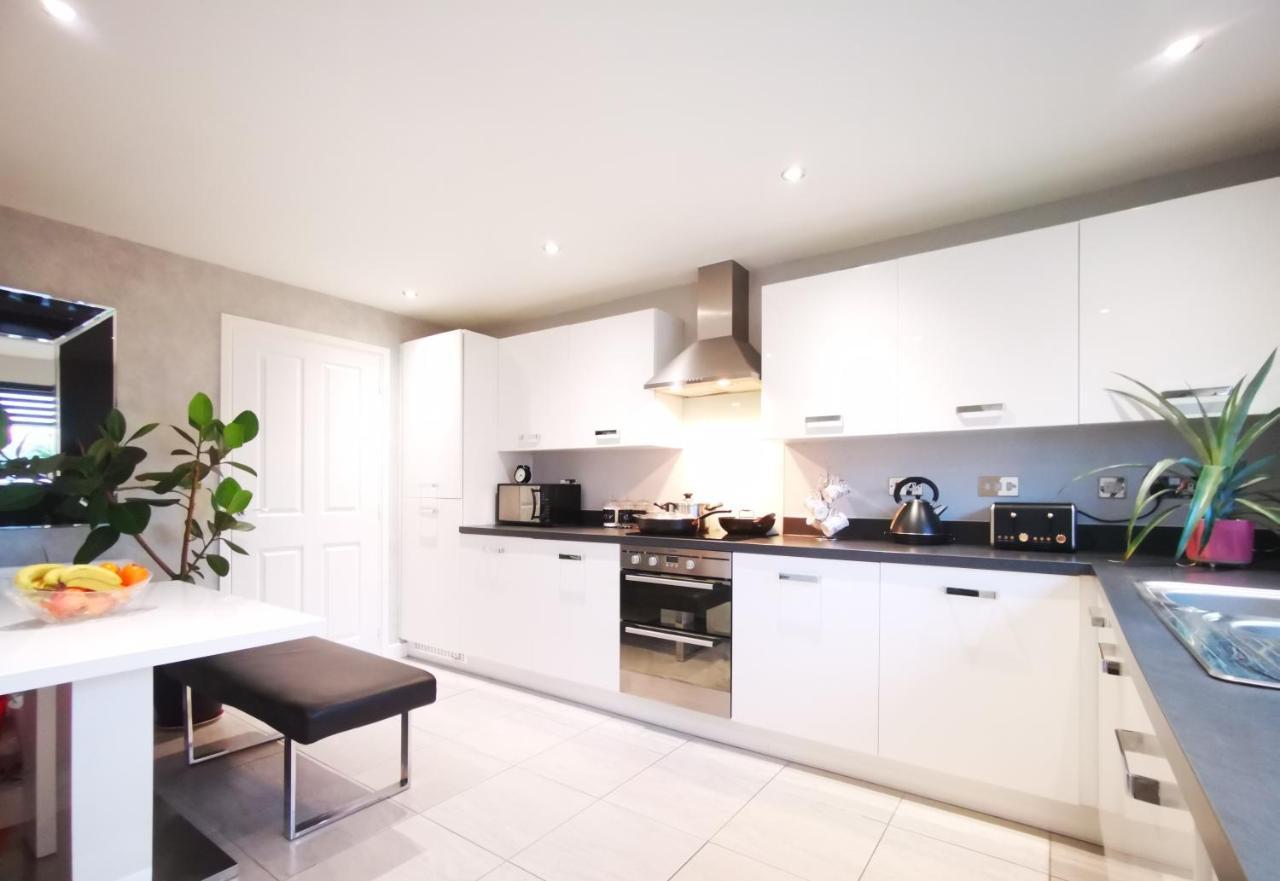 The Lawnswood - Central Manchester Holiday Home With Free Parking מראה חיצוני תמונה